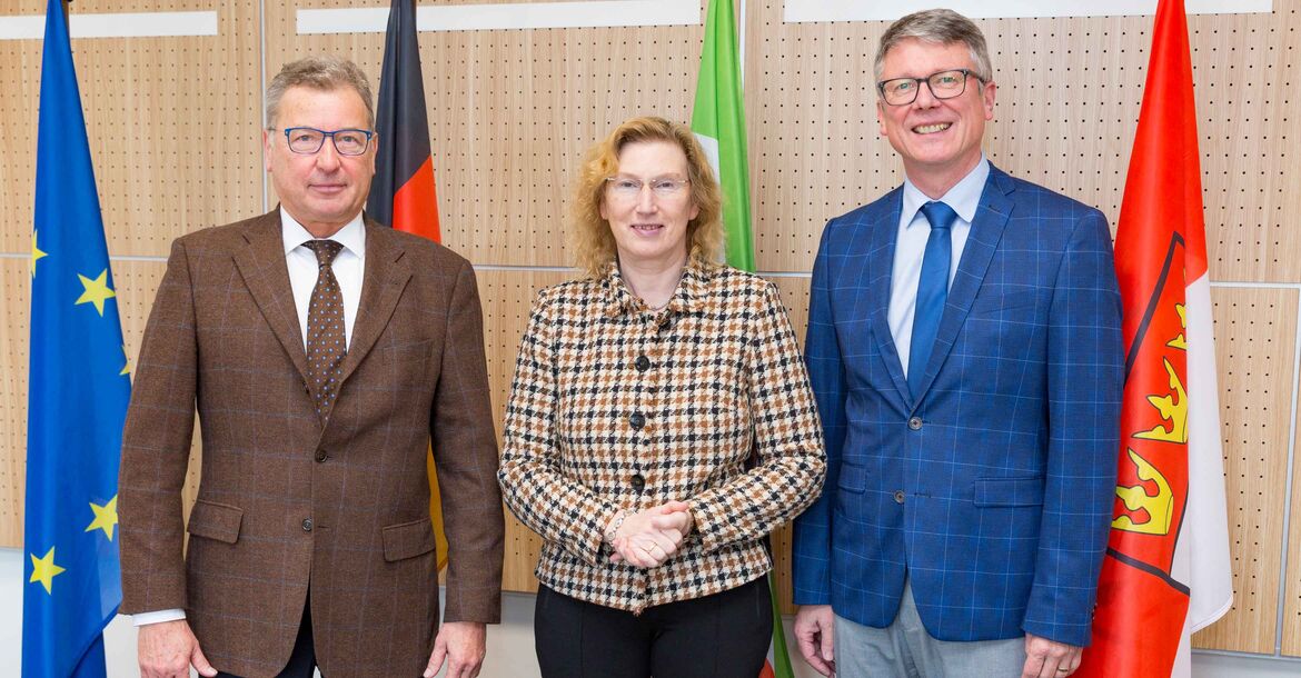 Bernd Krämer (li.) und Norbert Bahl bedankten sich bei der Präsidentin des BAPersBw Sabine Grohmann für die große und nachhaltige Unterstützung in den letzten Monaten.